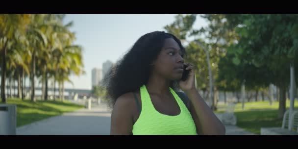 Fotografía Cámara Lenta Una Joven Afroamericana Sonriendo Mientras Habla Teléfono — Vídeos de Stock