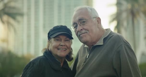 慢镜头拍到一对年龄较大的夫妇看着镜头 微笑着看着佛罗里达州的一个公园 — 图库视频影像