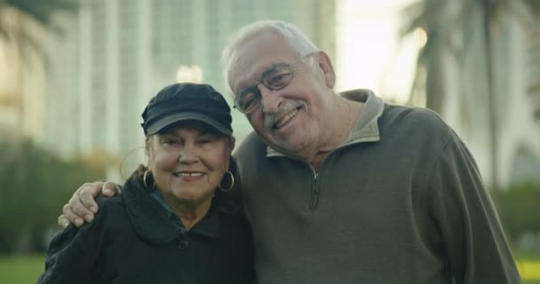 一对年轻貌美的老夫妇看着镜头 微笑着看着佛罗里达州的一个公园 — 图库视频影像