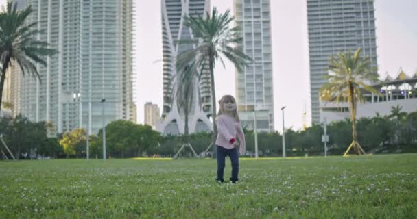Langzame Beweging Van Het Kleine Meisje Dansen Rennen Naar Camera — Stockvideo