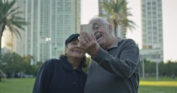 一对年轻貌美的老夫妇在佛罗里达州的一个公园里自拍时的中景照片 — 图库视频影像