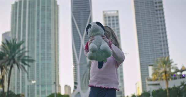 Slow Motion Van Kleine Meisje Spelen Een Park Met Haar — Stockvideo