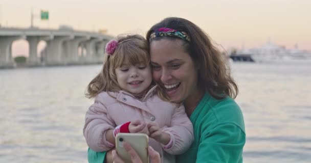 Slow Motion Van Een Moeder Nemen Selfies Van Haar Haar — Stockvideo