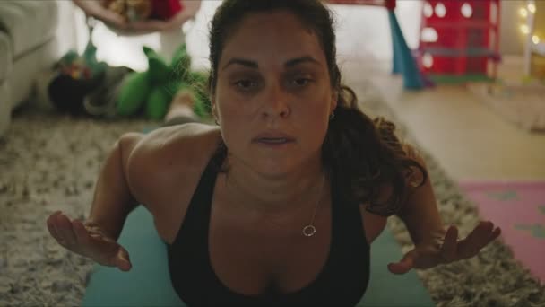 Slow Motion Van Een Vrouw Doen Yoga Thuis Met Speelgoed — Stockvideo