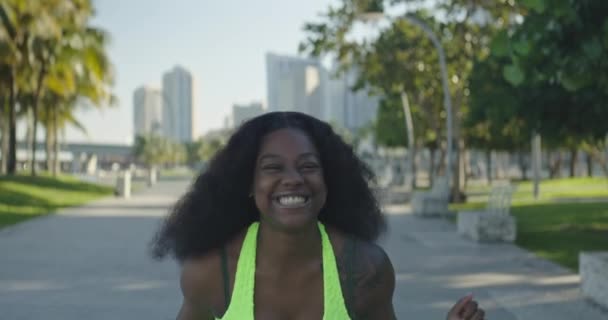 Fotografía Cámara Lenta Una Joven Afroamericana Sonriendo Aplaudiendo Emoción Parque — Vídeos de Stock