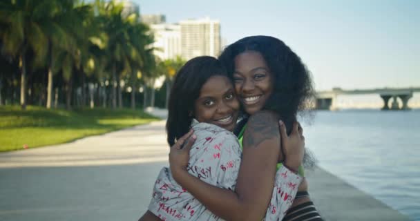 Zeitlupe Von Zwei Jungen Afroamerikanischen Frauen Die Sich Umarmen Und — Stockvideo
