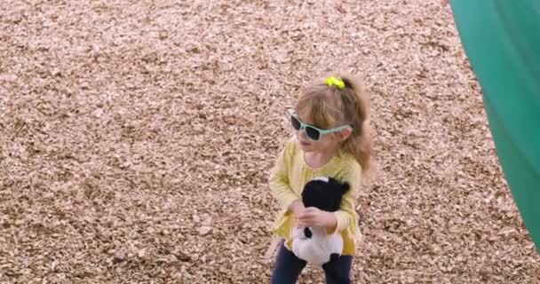 Медленное Движение Маленькой Девочки Размахивающей Перед Камерой Парке Держа Игрушечную — стоковое видео