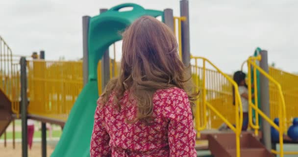 Медленное Движение Матери Детской Площадке Улыбающейся Машущей Камеру — стоковое видео