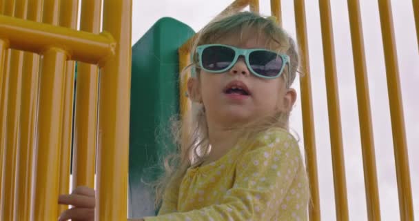 Klein Meisje Met Een Zonnebril Die Iets Zegt Tegen Camera — Stockvideo
