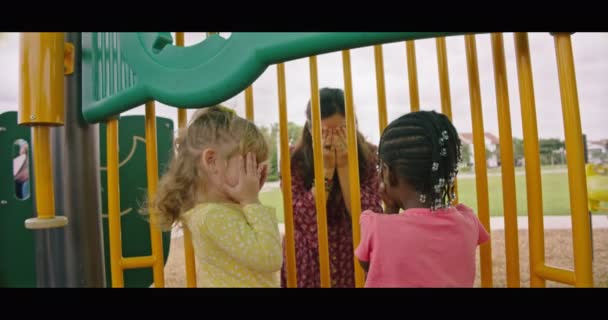 Медленное Движение Матери Играющей Пикабу Двумя Маленькими Девочками Детской Площадке — стоковое видео