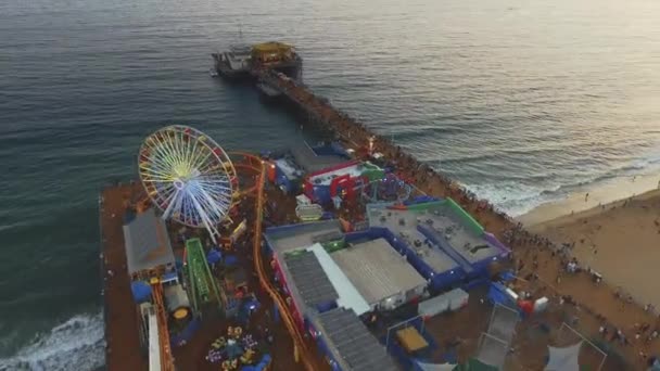 Дневная Воздушная Съемка Выходящая Океана Причала Санта Моники Калифорнии Стоковое Видео