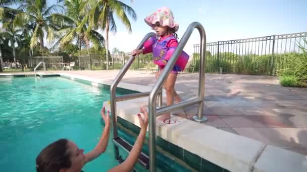 Anne Küçük Kızını Yüzme Havuzunun Merdivenlerinden Suya Sokmaya Çalışıyor Telifsiz Stok Çekim