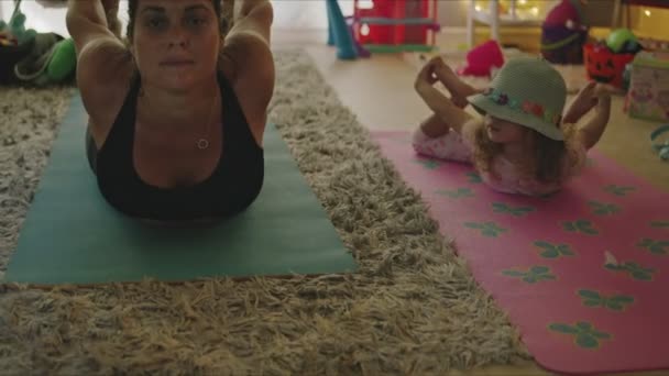 Niña Haciendo Yoga Con Mamá Casa Imágenes Alta Calidad — Vídeo de stock