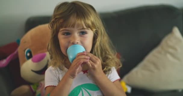 Bambina Casa Giocare Con Una Tazza Sorridente — Video Stock