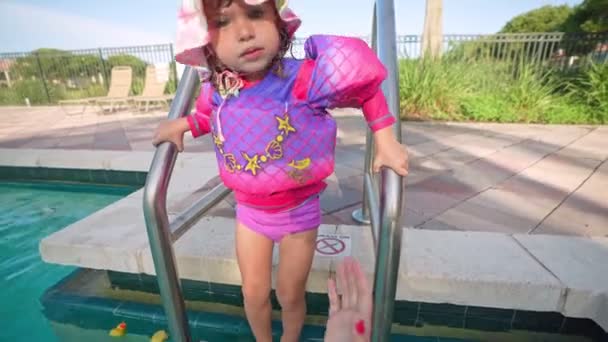 Маленькая Девочка Поплавками Прыгающая Мамам Руках Бассейн Видеоклип