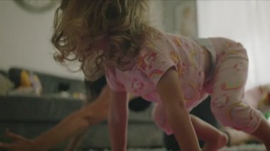 Küçük kız evde annesiyle yoga pozisyonu alıyor. Yüksek kalite 4k görüntü
