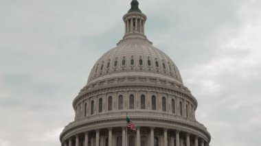 Washington, DC 'deki US Capitol Binası' nın gündüz çekimleri yakın planda. Yüksek kalite 4k görüntü