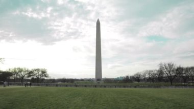 Washington Anıtı 'nın çimlerinden çekilmiş. Yüksek kalite 4k görüntü