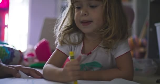Маленькая Девочка Играет Мелками Своей Комнате Стоковое Видео
