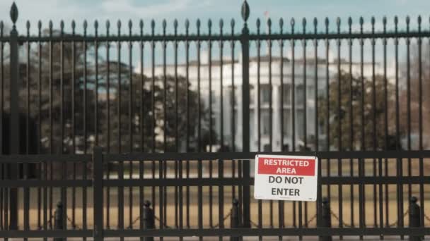 位于华盛顿特区的白宫栅栏后面 中午时分传来一声枪响 — 图库视频影像