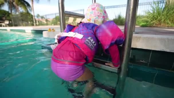 Küçük Kız Yüzme Havuzundan Merdivenlerden Çıkıyor Telifsiz Stok Çekim