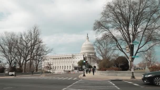位于华盛顿特区的美国国会大厦周围的汽车和人在白天慢镜头拍摄 高质量的4K镜头 — 图库视频影像