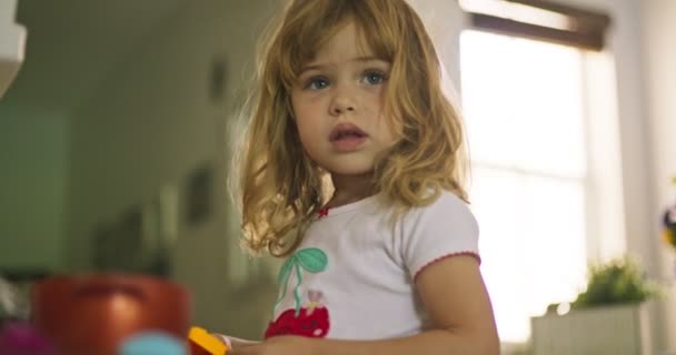 Bambina Casa Giocare Con Una Tazza — Video Stock