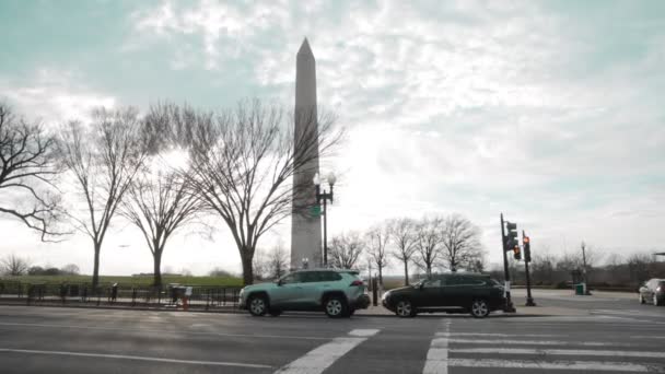 Skjuten Från Gatan Flyttbilar Vid Washington Monument Högkvalitativ Film — Stockvideo