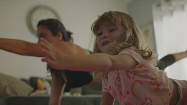 Κοριτσάκι Που Κάνει Στάσεις Γιόγκα Μιμούμενο Μαμά Της Στο Σπίτι — Αρχείο Βίντεο