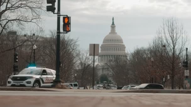 Prise Vue Diurne Voitures Conduisant Près Capitole Des États Unis — Video