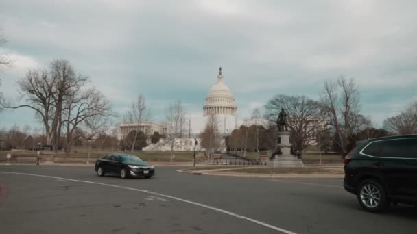 Dagtid Bilder Bilar Som Kör Runt Capitol Building Washington Högkvalitativ — Stockvideo