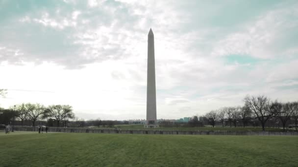 从华盛顿纪念馆的草地上拍的高质量的4K镜头 — 图库视频影像