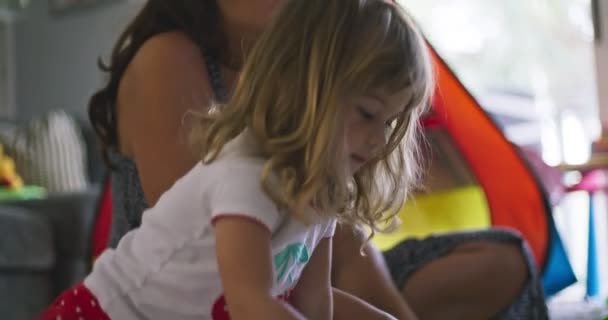 Egy Kislány Aki Zsírkrétával Játszik Szobájában Anyjával — Stock videók