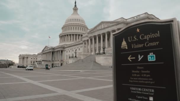 Tanda Tangani Petunjuk Gedung Capitol Dengan Tengara Belakang Washington Rekaman — Stok Video