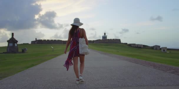 Hermosa Toma Cámara Lenta Una Mujer Caminando Hacia Morro San — Vídeos de Stock