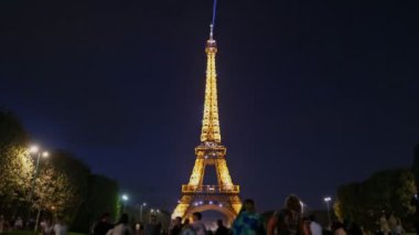 Paris 'teki Eyfel Kulesi' nin akşam vaktinin dolması. Yüksek kalite 4k görüntü
