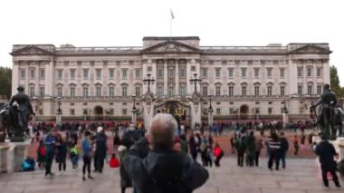  Londra 'daki Buckingham Sarayı' nın önünde bir sürü insan dolanıyor. Yüksek kalite 4k görüntü