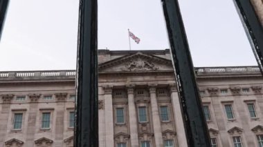 Bir kapının arkasından vurulmuş ve Londra 'daki Buckingham Sarayı' na girmiş. Yüksek kalite 4k görüntü