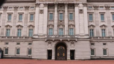 Londra 'daki Buckingham Sarayı' nın önündeki bir kapının arkasından vurulmuş. Yüksek kalite 4k görüntü