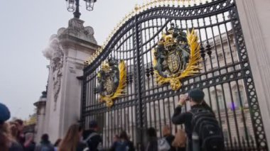 Londra 'daki Buckingham Sarayı' nın önünde toplanan kalabalıklar. Yüksek kalite 4k görüntü