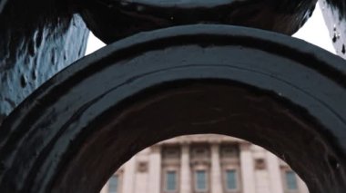 Londra 'daki Buckingham Sarayı' nın önündeki bir kapının arkasından güzel bir atış. Yüksek kalite 4k görüntü