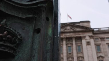 Londra 'daki Buckingham Sarayı' nın önündeki güzel kapılar ve semboller. Yüksek kalite 4k görüntü