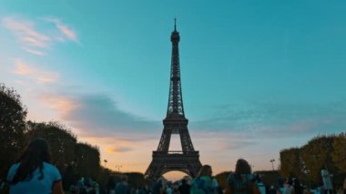 Paris 'teki Eyfel Kulesi' nin gündüz saatleri doluyor. Yüksek kalite 4k görüntü