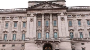 Londra 'daki Buckingham Sarayı' nın çekimleri ve gökyüzüne doğru eğilen kamerayla son buluyor. Yüksek kalite 4k görüntü