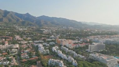 İspanya, Marbella 'daki yerleşim alanının üzerinde havadan çekim. Yüksek kalite 4k görüntü