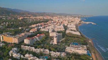 Marbella, İspanya üzerinde havadan çekim. Yüksek kalite 4k görüntü