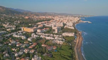 Marbella, İspanya üzerinde havadan çekim. Yüksek kalite 4k görüntü