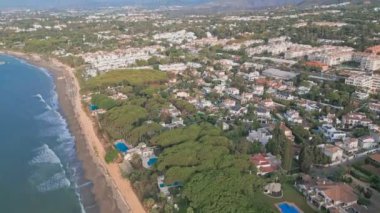 Marbella, İspanya 'da plajın ve dağların üzerinden çekilen görüntüler. Yüksek kalite 4k görüntü