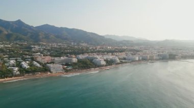 Marbella, İspanya 'da plajın ve dağların üzerinden çekilen görüntüler. Yüksek kalite 4k görüntü