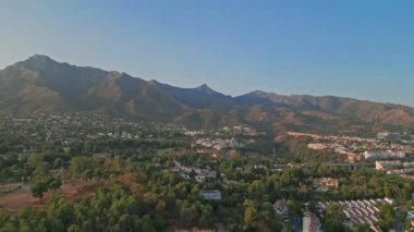 İspanya 'nın Marbella kentindeki yerleşim bölgesi ve dağların üzerinden havadan çekilen görüntüler. Yüksek kalite 4k görüntü